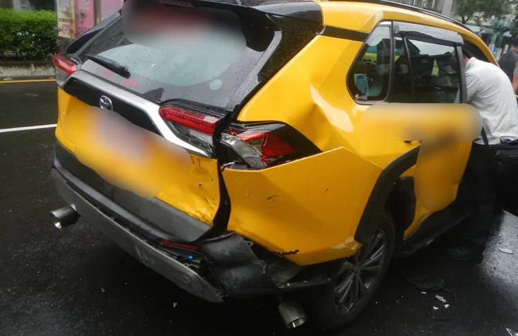 小黃也遭殃。翻攝畫面