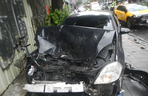 北市八德路连环车祸　疑驾驶精神不济追撞！1车翻覆共4人伤