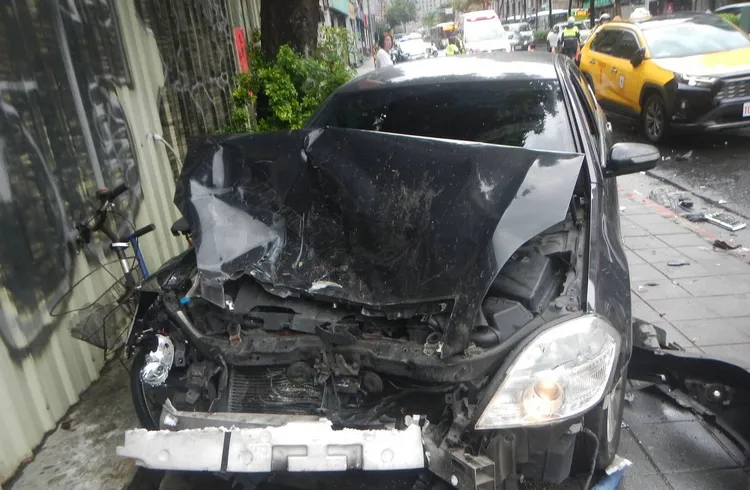 肇事车辆车头严重毁损。翻摄画面