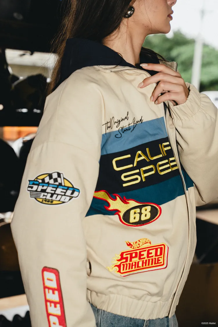 將Hot Wheels風火輪的火焰圖騰、賽車條紋與鮮豔配色等元素，轉化為聯名服飾語彙。品牌提供