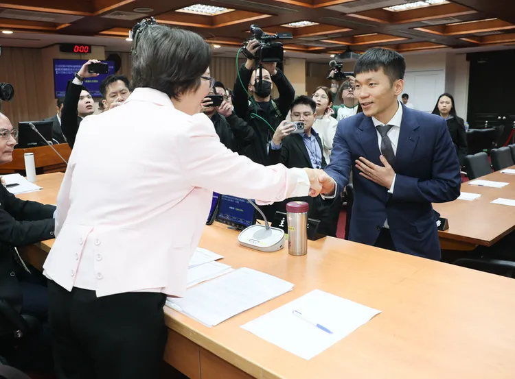 李洋今前往立法院。  中央社