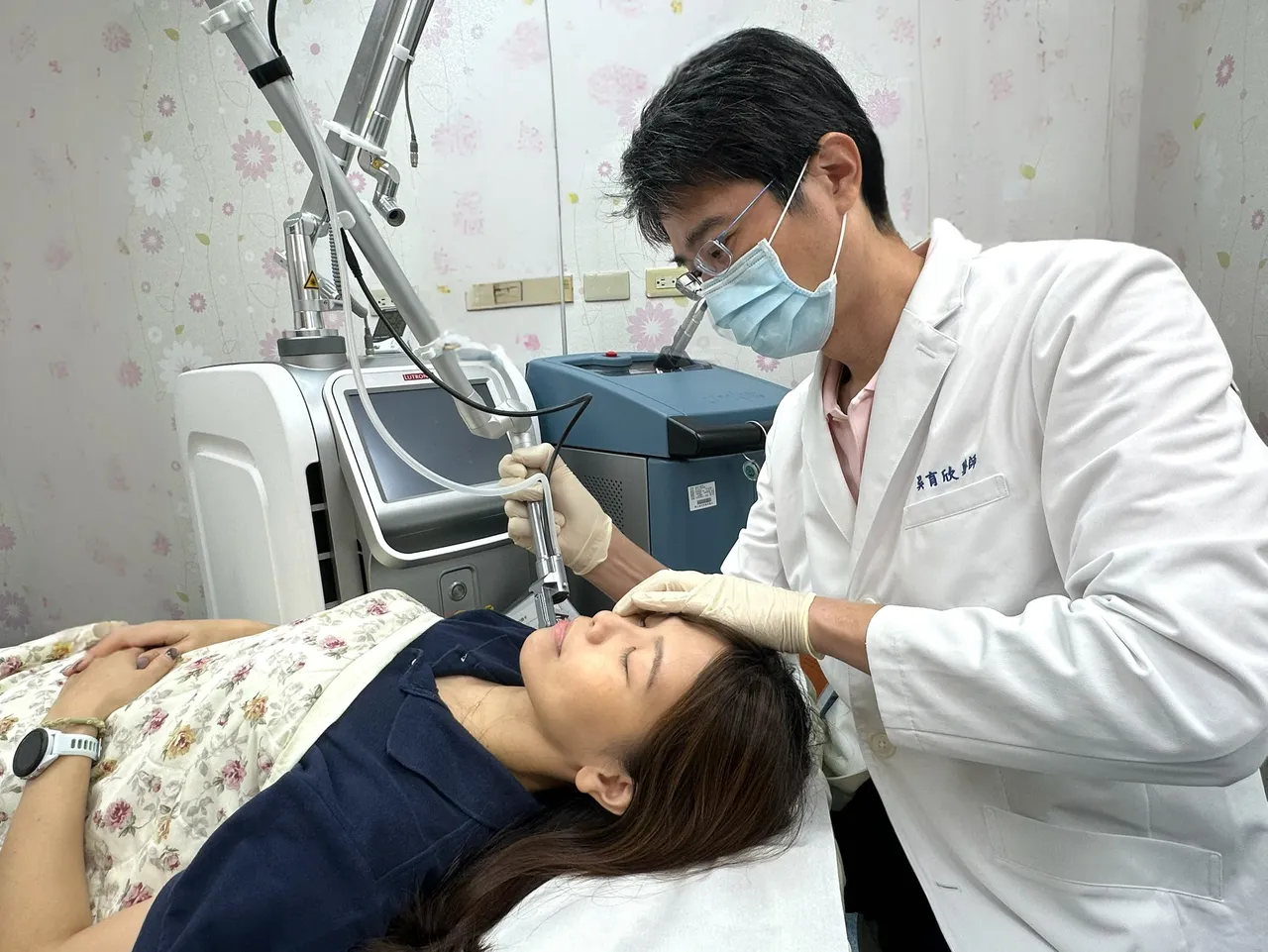 皮肤科主任吴育欣表示，脸部咬伤后常留下严重的不规则疤痕及色素沉淀，术后治疗同样关键，并建议越早介入越好。丰医提供