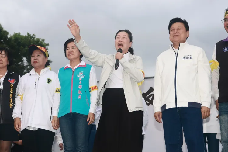 红色警戒未解除、台九线中断，县府却要求光复乡照常上班课。彭欣伟摄