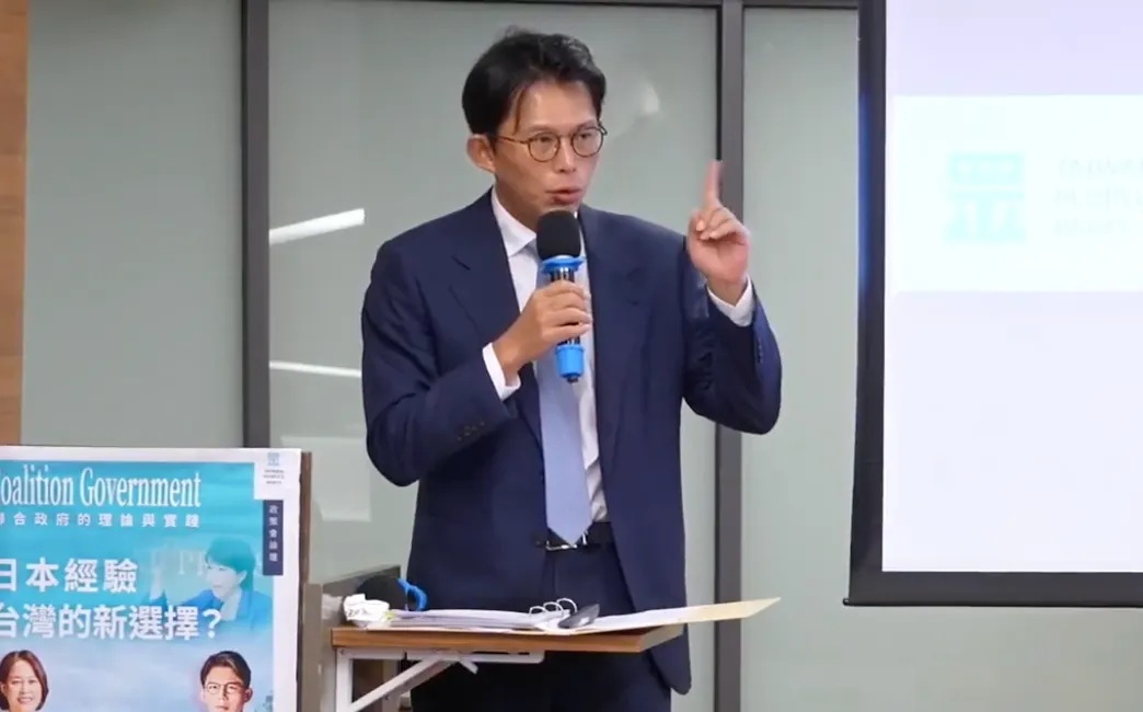 民眾黨主席黃國昌出席「聯合政府的理論與實驗」論壇。翻攝自民眾之聲YT