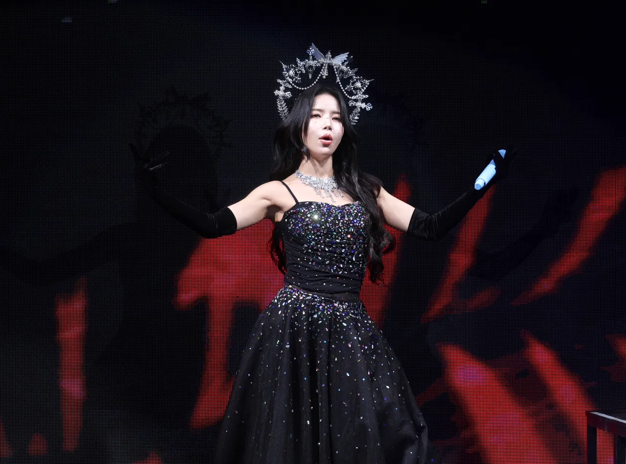 颂乐头戴皇冠，以女王造型登场。庄宗达摄