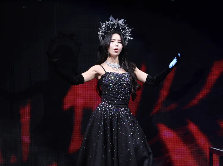 頌樂頭戴皇冠，以女王造型登場。莊宗達攝