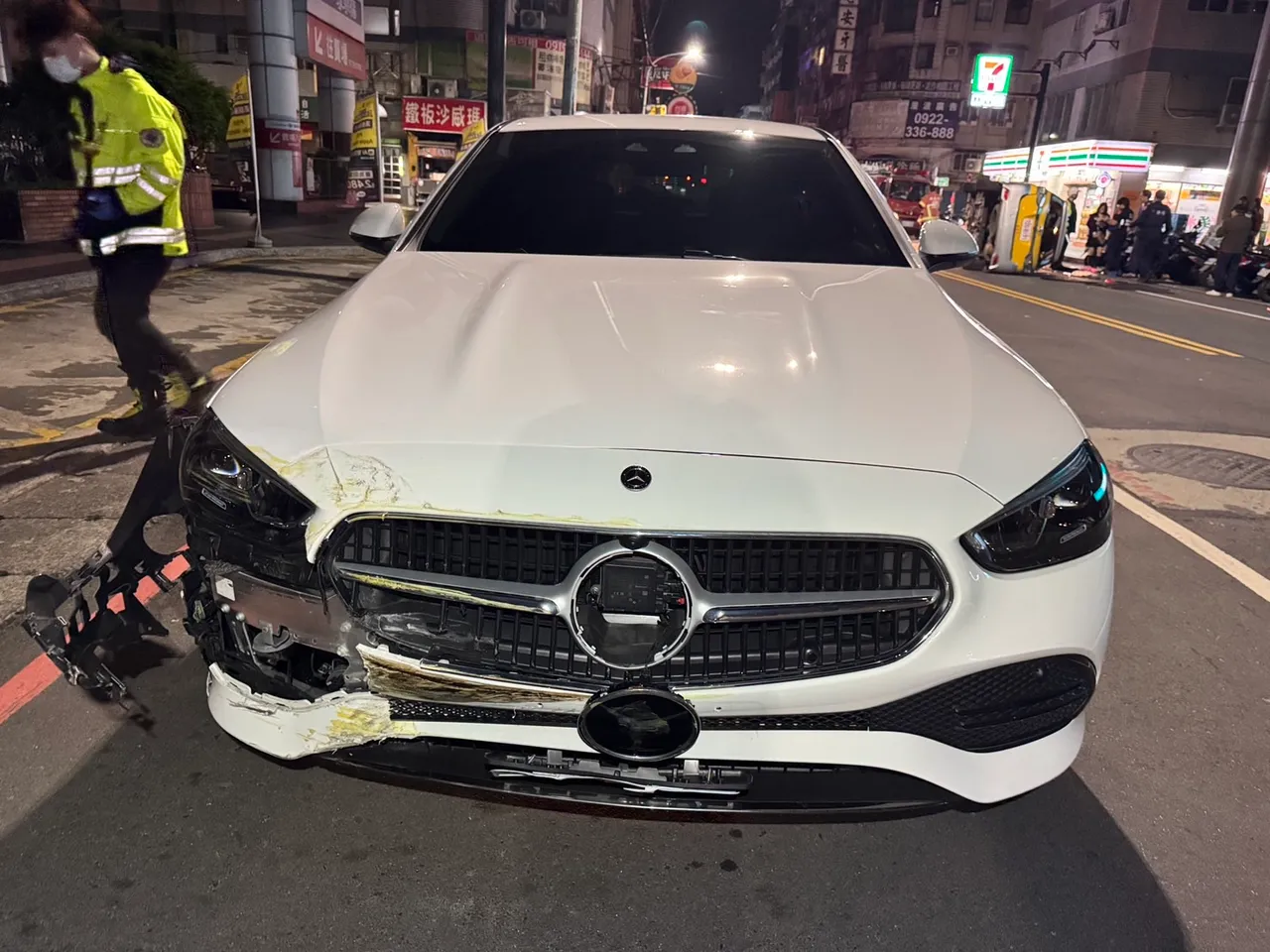 肇事賓士車。翻攝畫面