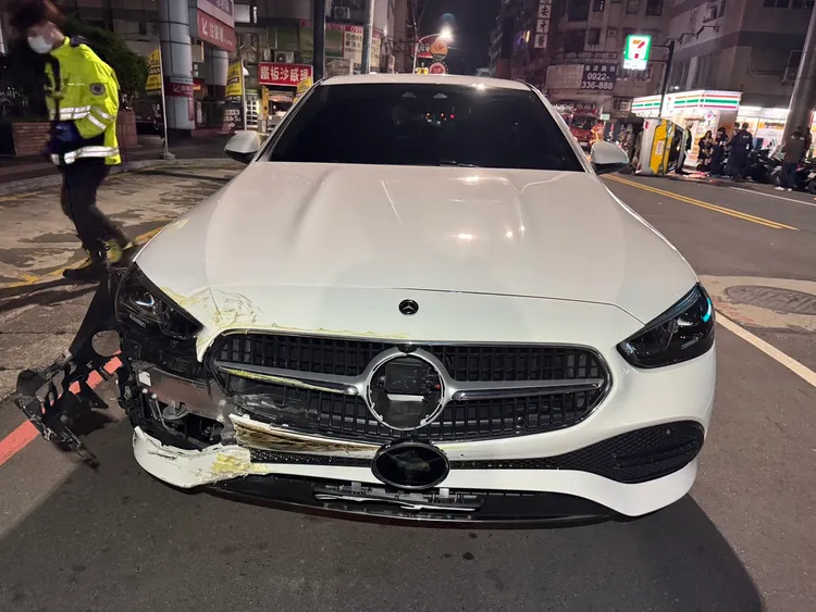 肇事賓士車。翻攝畫面