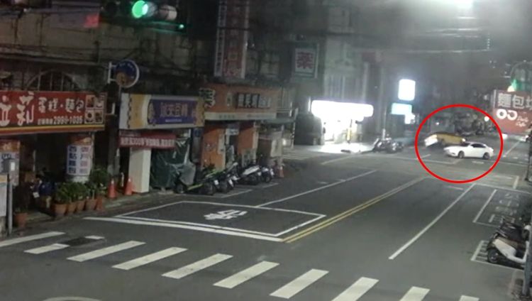 新北計程車遭賓士攔腰撞　360度翻轉...瞬間影像曝光