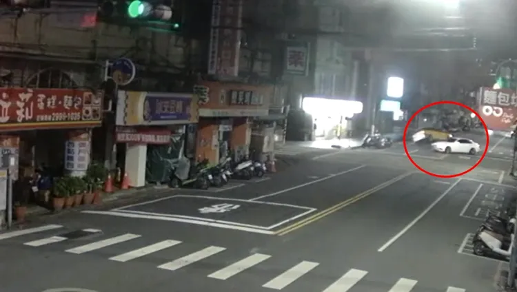 賓士從巷口開出撞上小黃。翻攝畫面