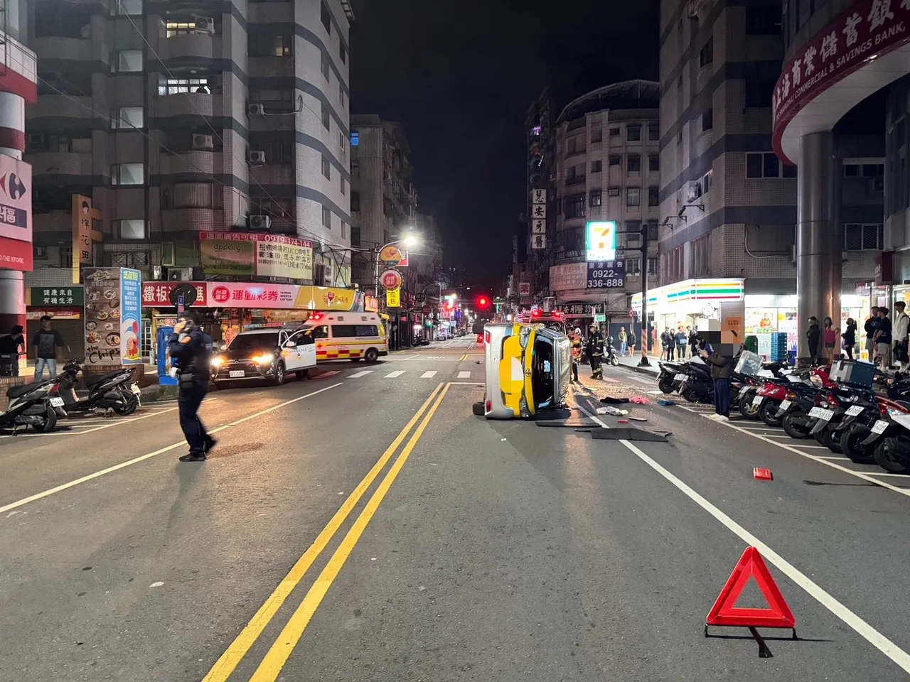 小黃遭撞翻車。翻攝畫面