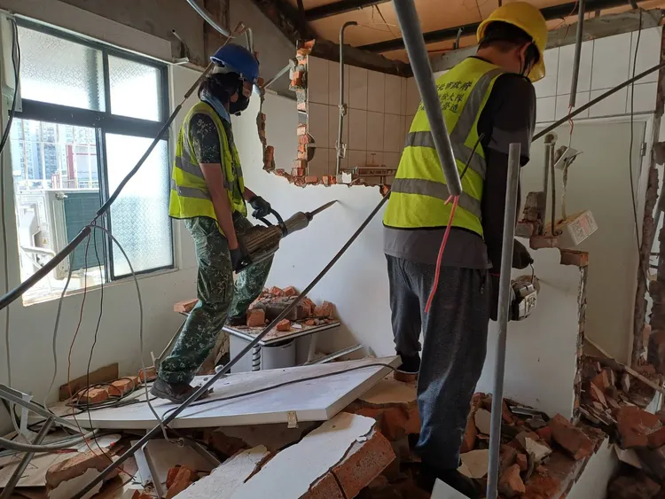 頂樓違建又隔成多間套、雅房出租，不僅違法且潛藏公安風險，新北市府列為優先強制拆除對象。工務局提供