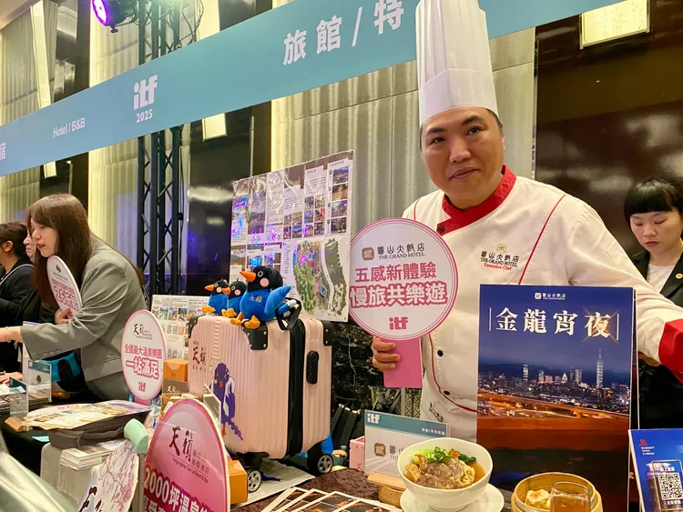 台北圓山大飯店推出首次登場的「宵夜場」牛肉麵搶客。莊偉祺攝