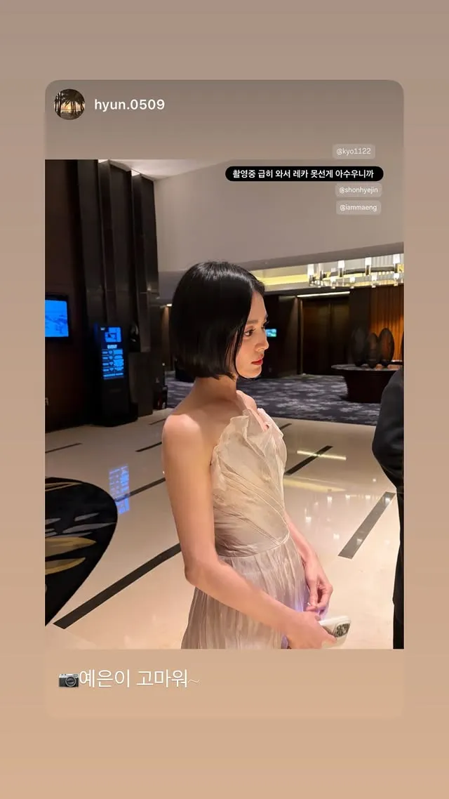 造型师表示「因为拍摄中匆忙赶来，没能站上红毯感到很可惜」，揭开宋慧乔缺席红毯原因。翻摄宋慧乔造型师IG