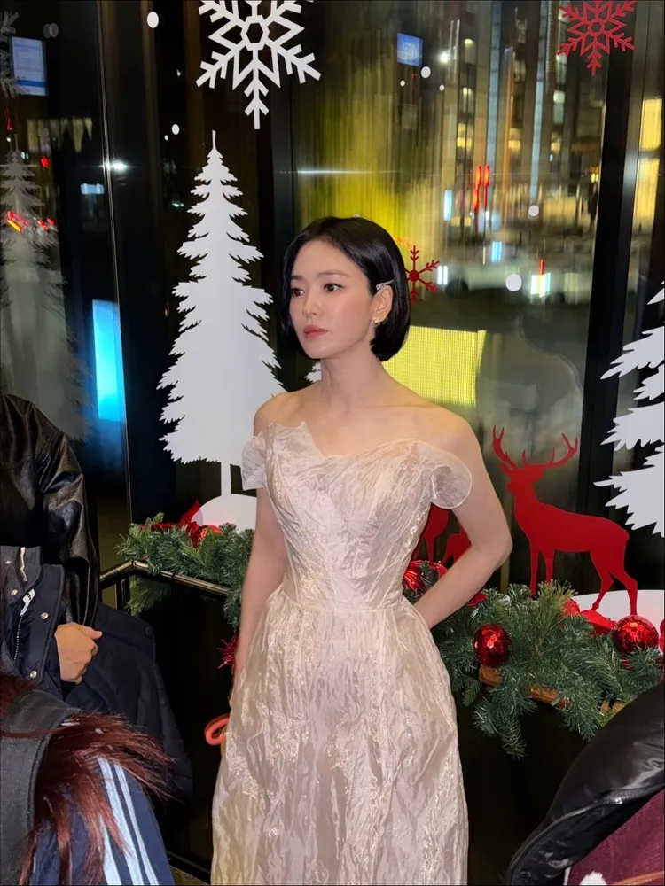 宋慧喬頂著俏麗短髮、粉色禮服出席青龍獎。翻攝宋慧喬造型師IG