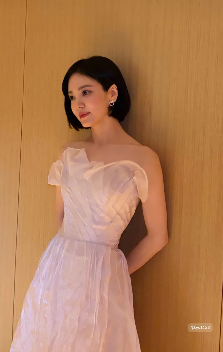 宋慧乔以一袭粉色荷叶边礼服参加青龙奖。翻摄宋慧乔造型师IG