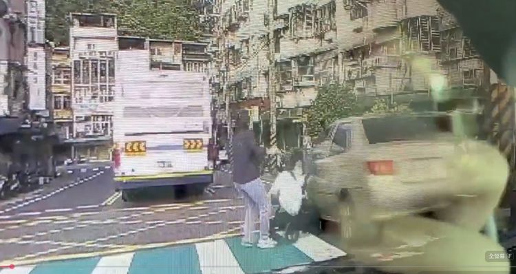 離譜駕駛不讓行人還撞嬰兒車　肇事逃逸！警將追查通知車主到案