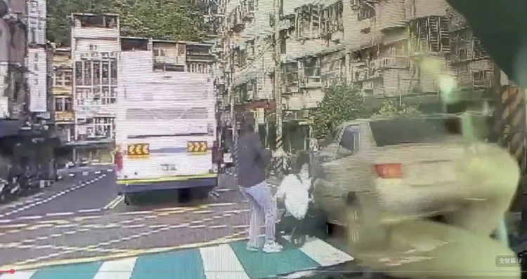 小客車擦撞嬰兒車後逃逸。翻攝自八卦村