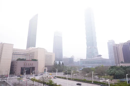 空气有够脏！东北风挟境外污染　中南部连3天亮橘灯