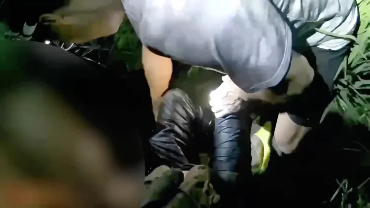 警员在田埂边找到老翁，检查身体状况。竹北警分局提供