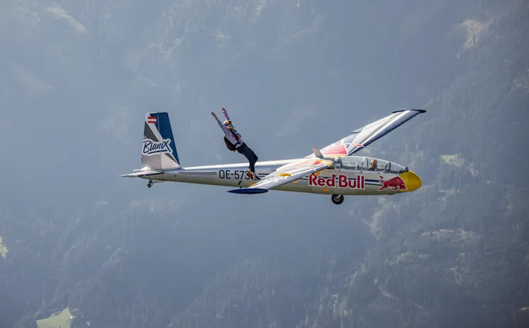 在完成這場約一分鐘的空中冒險，Škofic 從 1500公尺的高度以後空翻跳傘，完美結束挑戰。業者提供