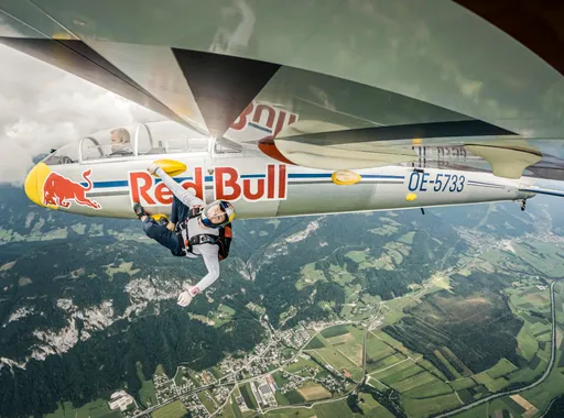 2500公尺高空攀岩！Domen Škofic挑戰Red Bull Plane Climb創空中攀岩首例