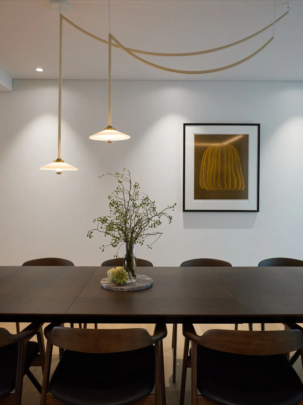 韓國室內設計師公開玉澤演的新家，透露屋主很喜歡做菜，有8人餐桌。翻攝朴智賢IG