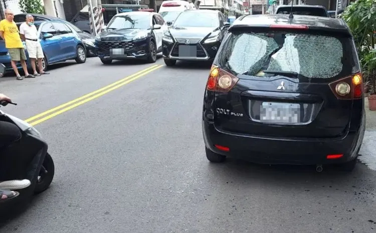 莊男一口氣砸破6部自小客車的車窗、擋風玻璃，讓受害人傻眼不已。翻攝照片