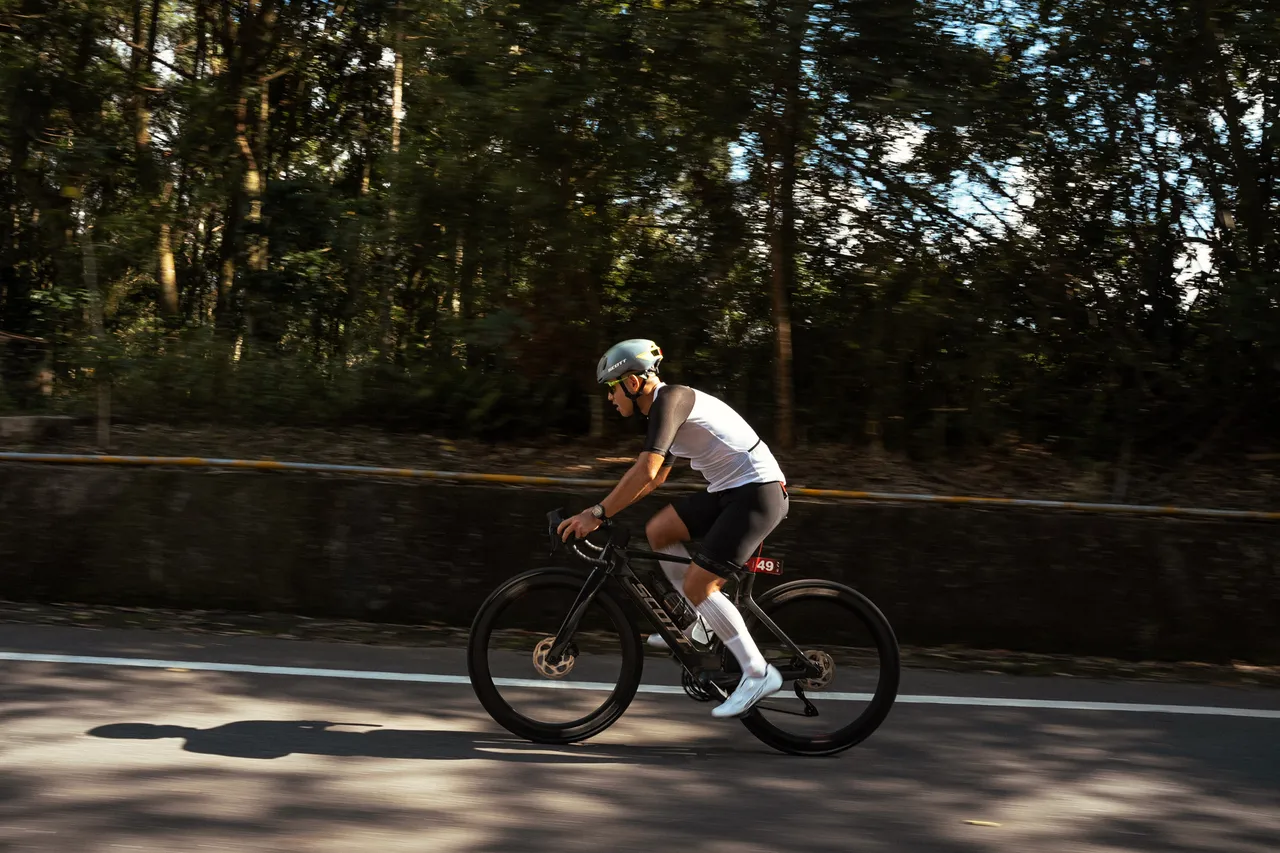 「草屯囝仔」團員阿倉上山下海挑戰自我。無海娛樂提供