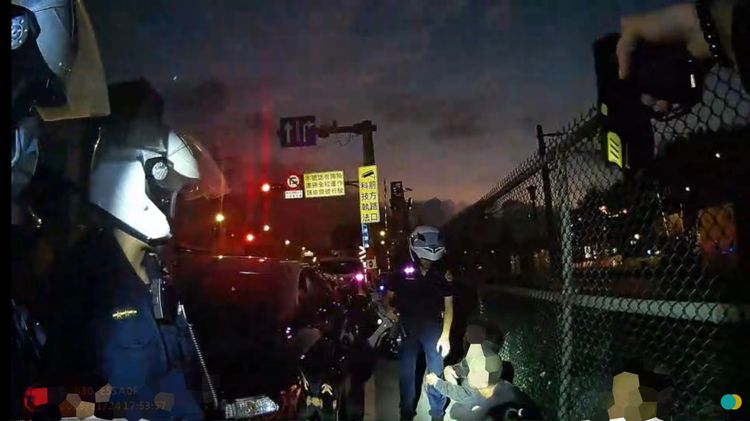 1車擠5逃逸外勞！女警所長持電擊槍喊「敢動就射！」　指揮司機反鎖車門一網打盡