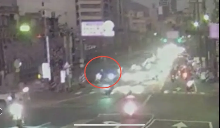 白牌車違停鶯歌尖山埔路紅線，車上超載5名逃逸外勞因此曝光。翻攝畫面