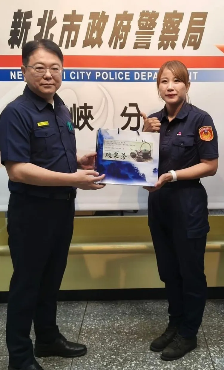 二橋派出所長張岸玲(右一)臨危不亂，機警請司機關上車門，並在車外持電擊槍戒備，5名逃逸移工一個都逃不了。翻攝畫面
