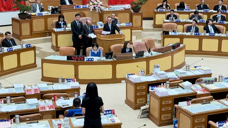 新北市议员蔡淑君揭开林口旧街都更牛步背后的关键原因，原来与山坡地解编限制有关。曾佳俊摄