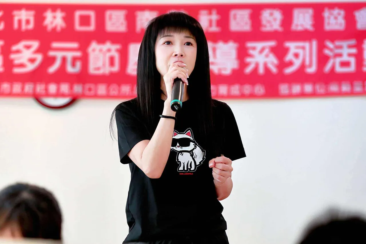 林口旧街道路狭隘会车困难且两边违规停车严重，蔡淑君积极寻找解决办法。服务处提供