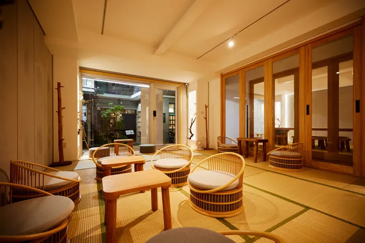 民宿內部都是天然建材，能聞到清新的檜木香氣，是「會呼吸」的建築。業者提供