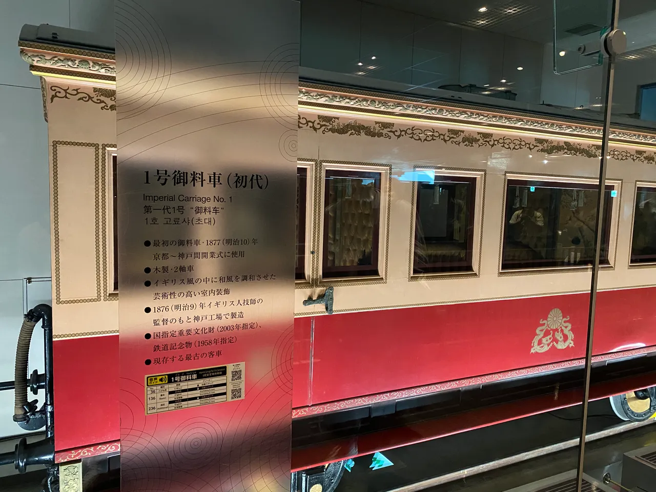 馆内展示一整排历任天皇曾搭过的「御料车」。庄伟祺摄