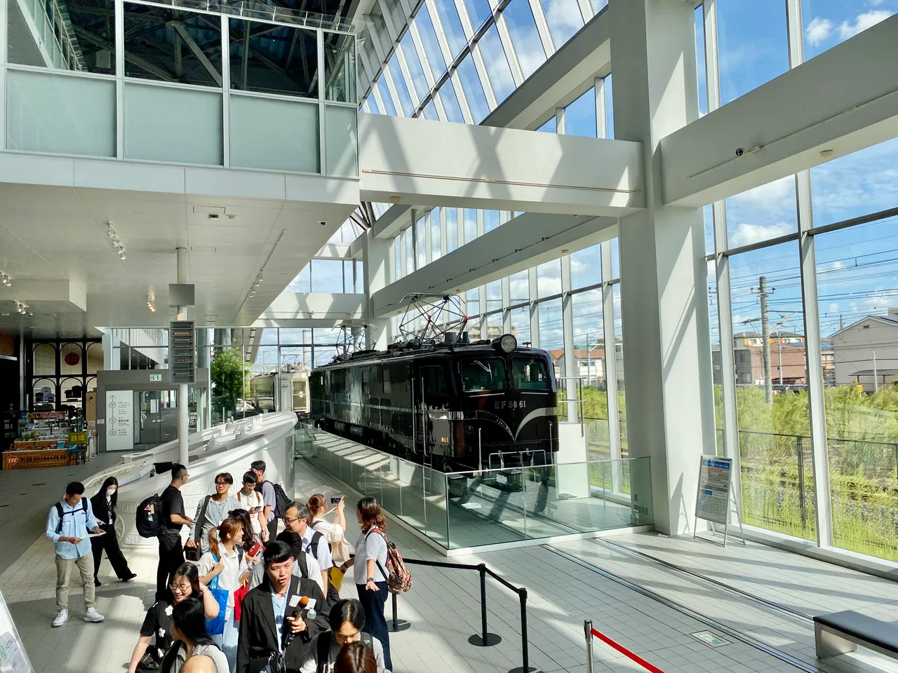 《鬼滅之刃》列車現身！日本最大鐵路博物館開箱　揭祕整排天皇車款