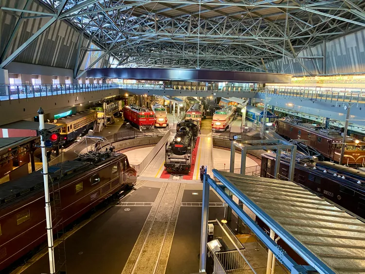 館址原為JR東日本大宮工場的車輛解體場，興建博物館後仍保留部分原有的線路軌道。莊偉祺攝