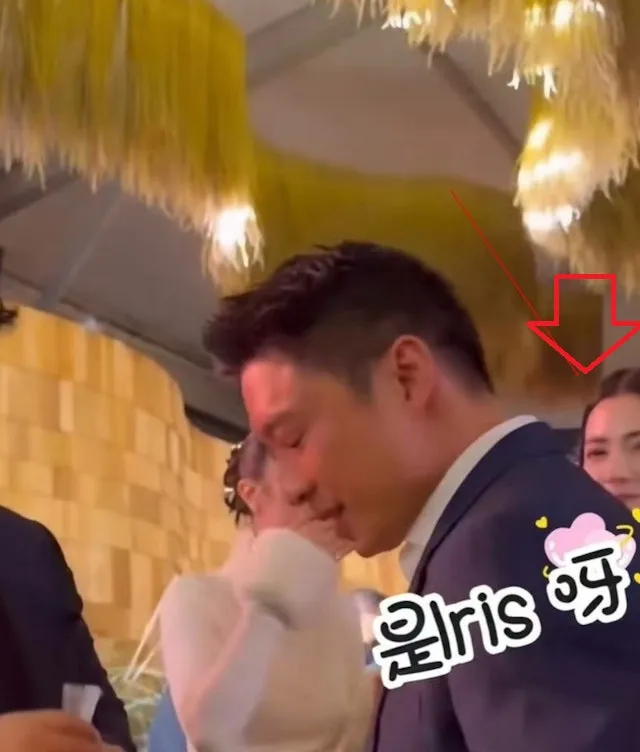 娜然（箭头处）看著前方的霍启山。翻摄微博