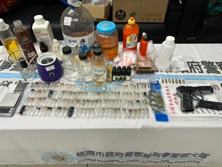 警方查扣毒品及枪枝。桃园市刑大提供