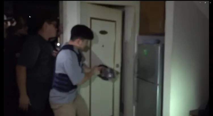 警方破門。桃園市刑大提供