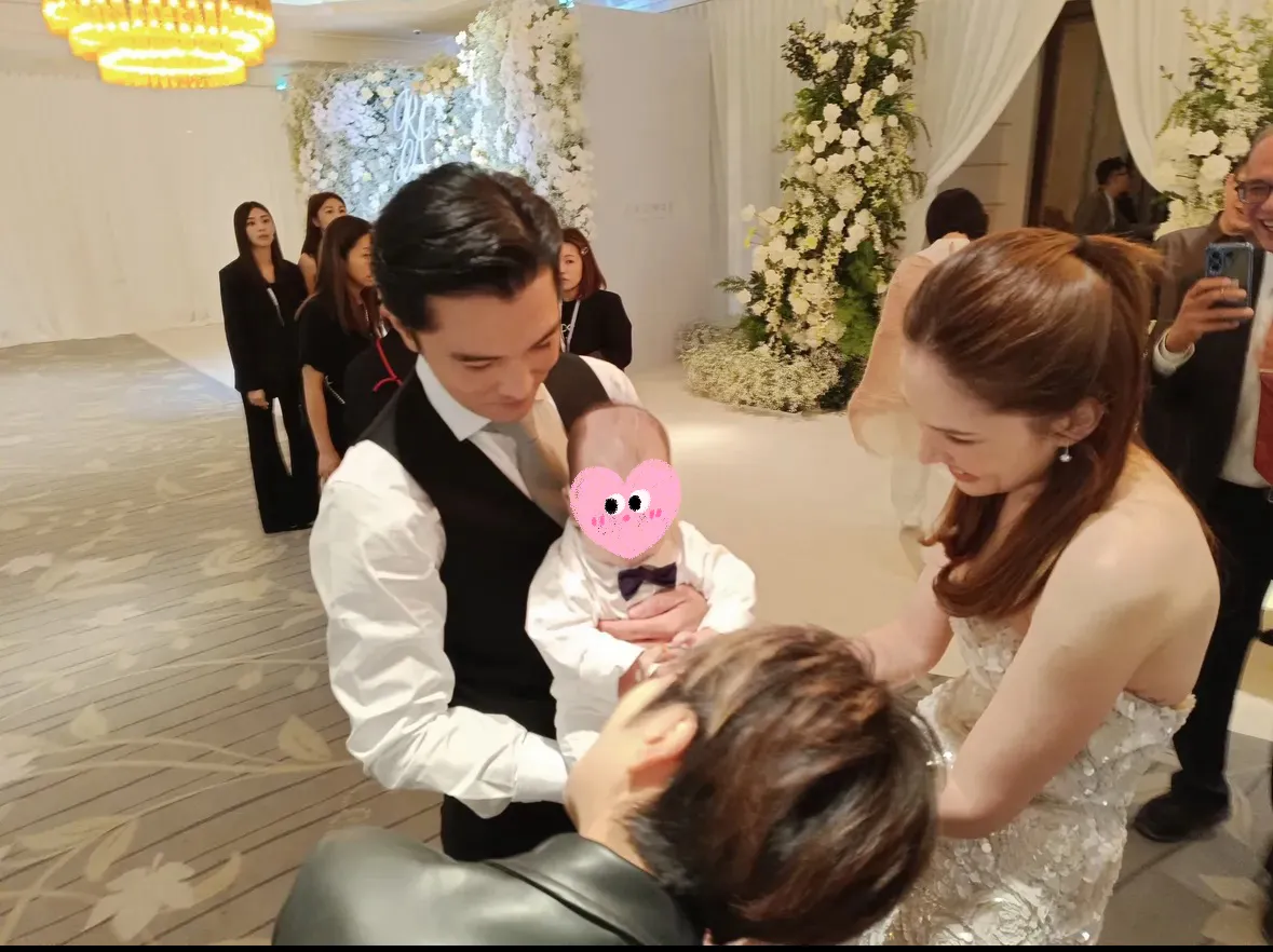 邱澤抱著兒子逗著玩，許瑋甯幸福看著。翻攝自湯志偉Threads