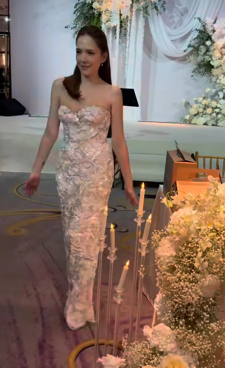 許瑋甯被cue到名字立刻起身熱舞，玩得非常開心。翻攝自懷秋IG