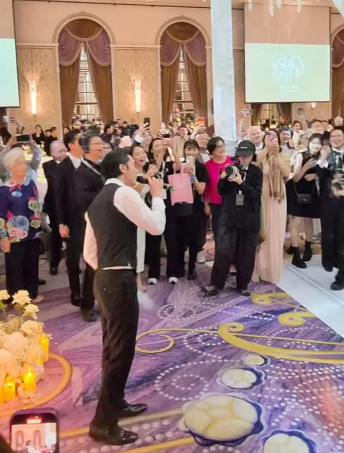 邱澤最後也起身嗨唱。翻攝陳美鳳IG