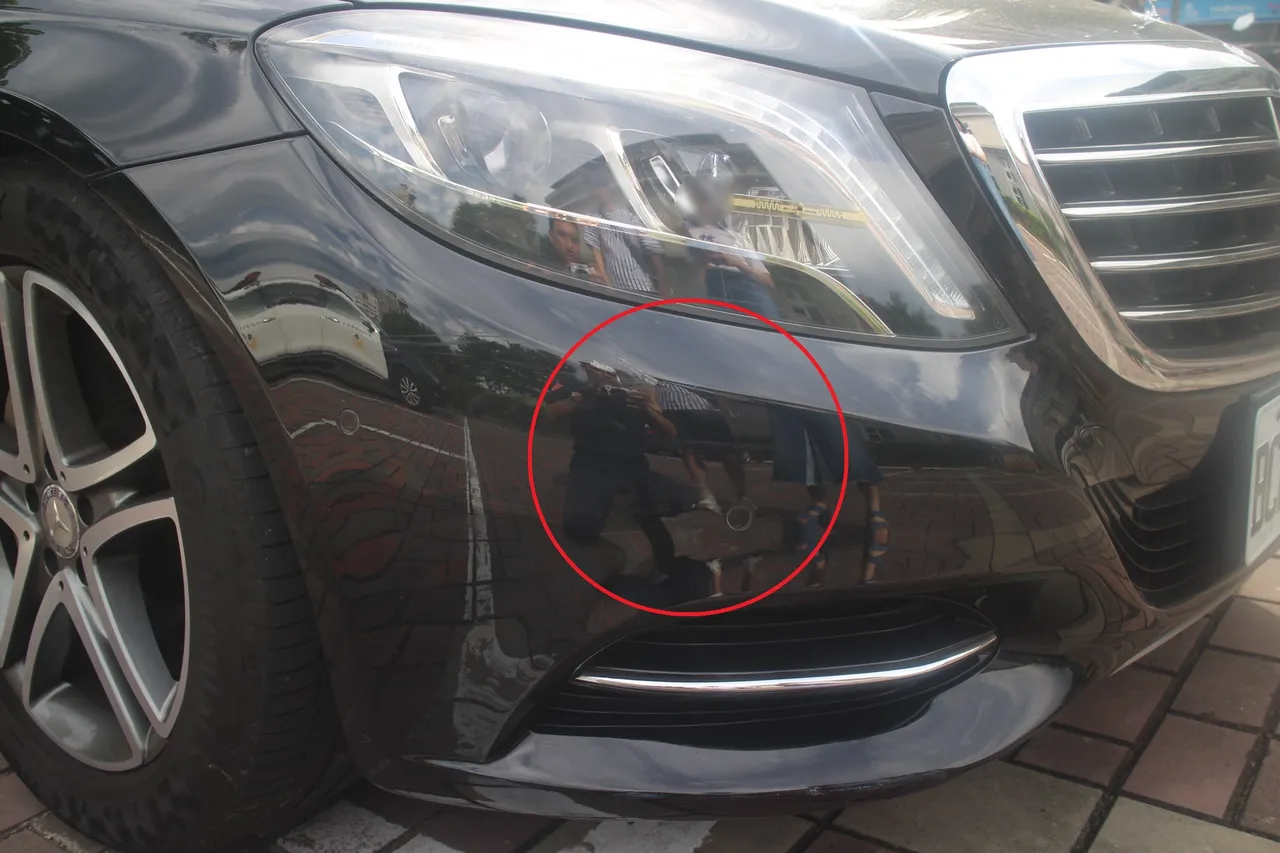 賴男開著賓士車臨停擦撞其他車輛卻肇逃。翻攝畫面