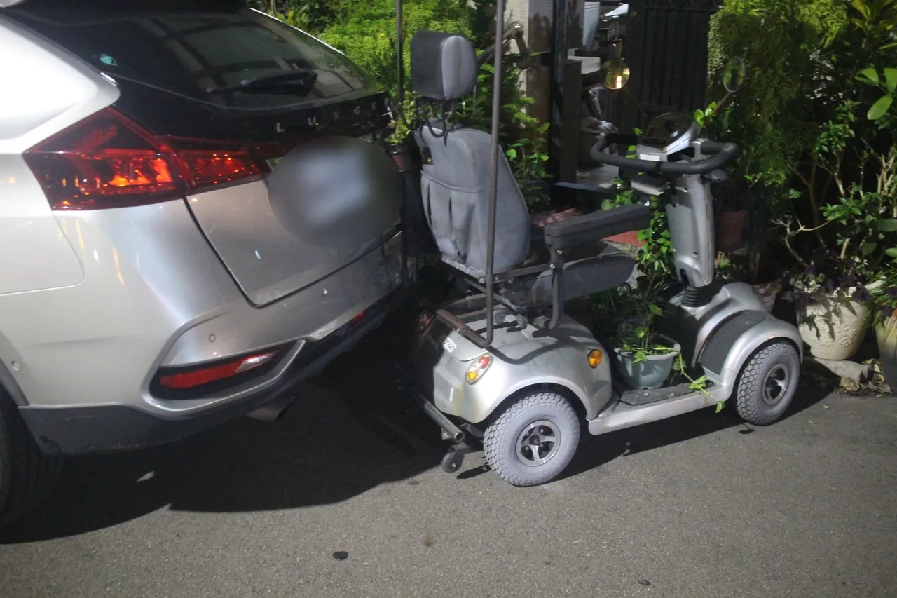 賴男開著賓士車臨停擦撞其他車輛卻肇逃。翻攝畫面