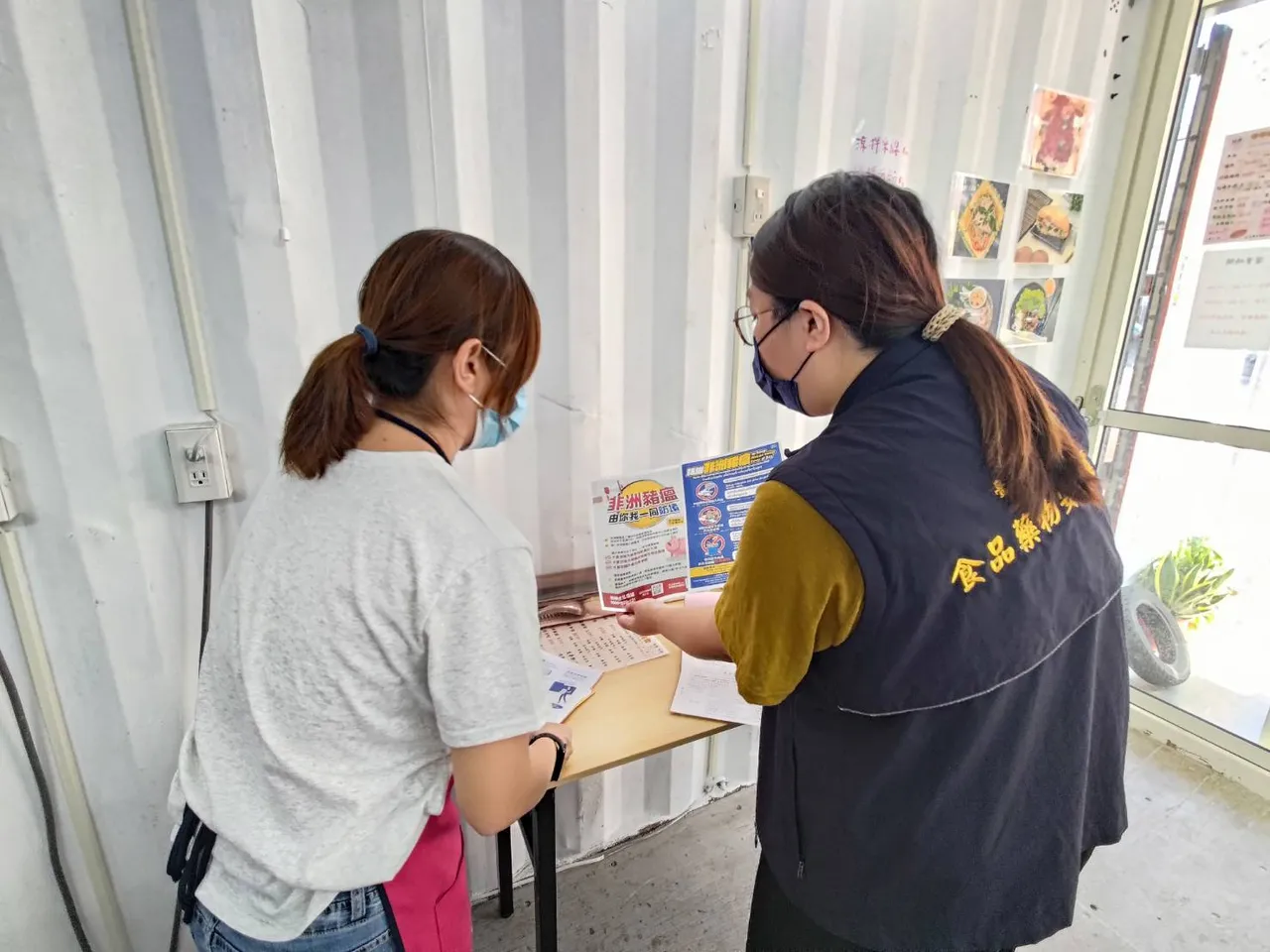 台中市卫生局稽查非洲猪瘟案例场附近的东南亚小吃店，向业者说明防范非洲猪瘟。市府提供