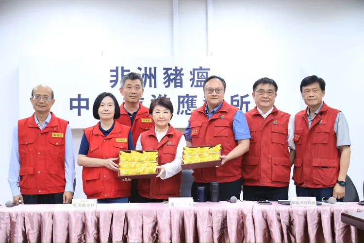 台中市長盧秀燕今回贈農業部副部長杜文珍檸檬餅，期盼疫情「清零」。市府提供