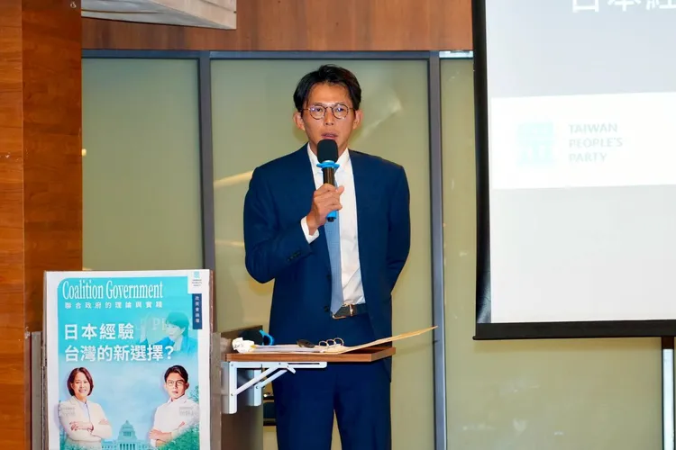 民眾黨主席黃國昌出席「聯合政府的理論與實驗」論壇。民眾黨提供