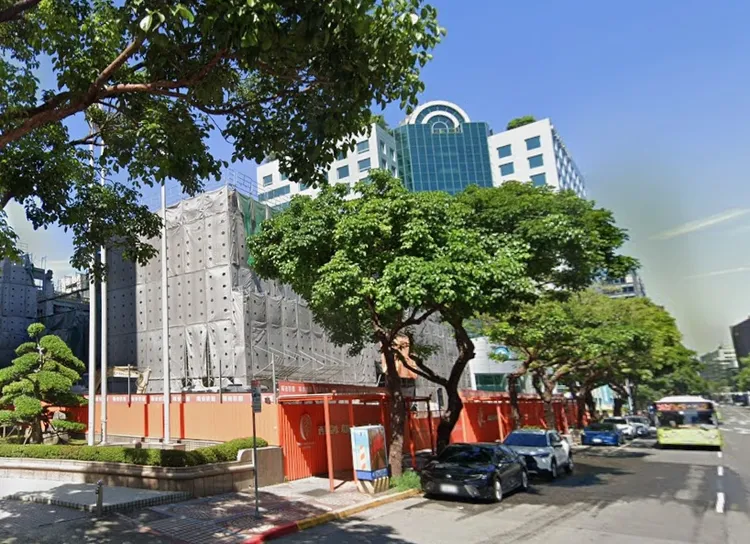 西华饭店的危老改建案「西华璞园」，今年已经揭露三笔实价纪录，最高价是高楼层的21楼，每坪成交单价达224.7万元，总价高达2.4亿元。翻摄google map